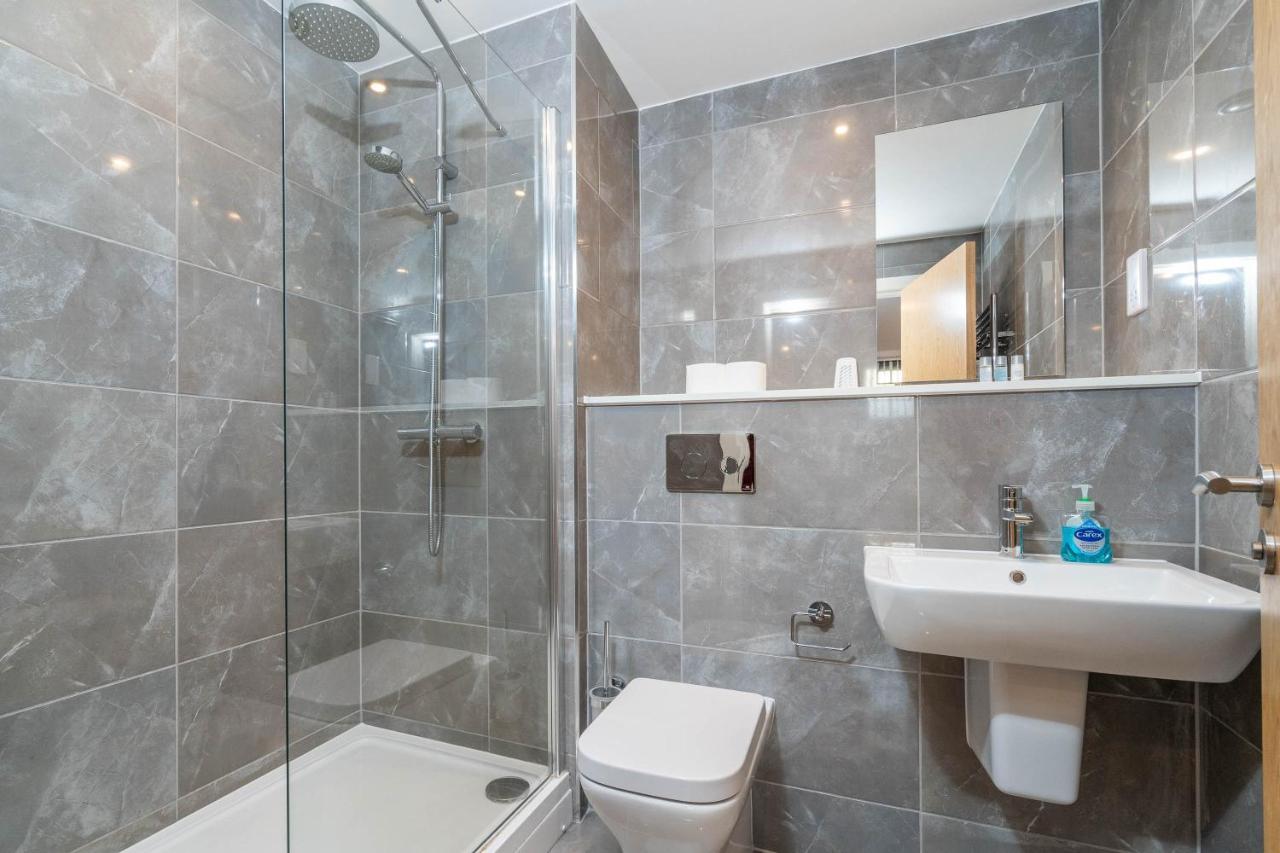 Maevela Apartments - Luxury Broad St Apartment - 2 Bed, 2 Bath - City Centre/Cube/Mailbox - With Underground Parking ✓- L Shape Sofa, Large 50 Inch Smart Tv With Free Netflix & Wifi Birmingham Extérieur photo